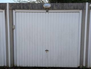 Vlot bereikbare garagebox te Roeselare<br /><br />Deze vlot bereikbare garagebox biedt voldoende ruimte voor het stallen van een personenwagen en kan daarnaast perfect dienen als opslagruimte voor materiaal, gereedschap of andere goederen. De garage is uitgerust met een automatische poort die zowel via een codeklavier als met een afstandsbediening kan worden bediend. Bovendien is er ook een stopcontact voorzien in de garage. <br /><br />Bent u op zoek naar een veilige parkeerplaats of een praktische opslagruimte op een goed bereikbare locatie? Neem dan gerust contact met ons op via axel@immofrancois.be of telefonisch op 0471/45.29.95.