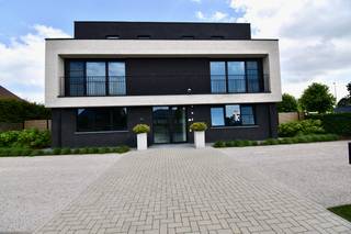 Dit gelijkvloers appartement is gelegen in het centrum van Ruiselede dichtbij verschillende faciliteiten.<br />Door zijn goede ligging is er een vlotte verbinding naar Tielt en Aalter.<br />Het appartement heeft een bewoonbare oppervlakte van 96,58 m² en is omgeven door een onderhoudsvriendelijke tuin met terras.<br />Er is mogelijkheid om een garage bij te huren.<br /><br />Indeling: inkomhal - gastentoilet - ruime woonkamer met centrale verwarming gas - keuken met elektrisch koken, dampkap, spoelbak, koelkast, oven en microgolfoven - berging - 2 slaapkamers met centrale verwarming gas - badkamer met inloopdouche en lavabomeubel.<br /><br />Algemeen:<br />- EPC 33 - label A<br />- Zeer energiezuinig<br />- Wasverzachter aanwezig<br />- Airco aanwezig<br />- Mogelijkheid tot het bijhuren van garage met sectionale poort: € 60/maand<br />- Inbegrepen in de gemeenschappelijke kosten: onderhoud inkomhal en tuin, wassen van de ramen langs de buitenzijde en wasverzachter<br />- Vrij vanaf 01/07/2026<br /><br />Huurprijs: € 870/maand + € 50/maand gemeenschappelijke kosten.<br />Huur garage: € 60/maand incl. normaal elektriciteitsverbruik.