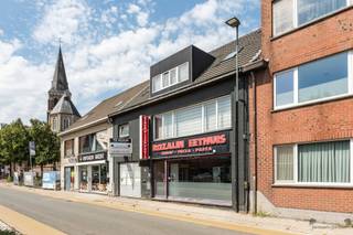 <p><span>Opbrengsteigendom met handelsgelijkvloers en twee appartementen in het centrum van Brecht</span></p><p><span> </span></p><p><span>Bent u op zoek naar een investering met een onmiddellijk rendement? Dan is deze interessante opbrengsteigendom in het centrum van Brecht beslist een bezoek waard. Dankzij de combinatie van een commercieel gelijkvloers en twee appartementen geniet u van aantrekkelijke huurinkomsten. Bovendien zijn alle entiteiten momenteel verhuurd, waardoor u vanaf de aankoop kunt rekenen op een stabiele en onmiddellijke opbrengst.</span></p><p><span> </span></p><p><span>Gelijkvloers</span></p><p><span>Via de ruime inpandige garage bereikt u zowel het handelsgelijkvloers als de twee bovenliggende appartementen. Het handelsgedeelte is momenteel ingericht als restaurant en beschikt over een professionele keuken, een achterliggende werkkeuken, een praktische stockageruimte en een aangenaam terras. Hierdoor is deze commerciële ruimte uitermate geschikt voor horeca-activiteiten. (Huur €1250)</span></p><p><span> </span></p><p><span>Eerste verdieping</span></p><p><span>De eerste verdieping omvat een ruim appartement dat bereikbaar is via de gemeenschappelijke traphal. De inkomhal geeft toegang tot de lichtrijke woon- en eetkamer met aansluitende keuken aan de voorzijde van het gebouw. Achteraan bevinden zich twee ruime slaapkamers, beide met toegang tot het terras. Daarnaast is er een derde slaapkamer en een aparte ruimte die perfect kan dienen als bureau, dressing of berging. De badkamer is uitgerust met een douche, een dubbele wastafel en een toilet. (Huur €1000)</span></p><p><span> </span></p><p><span>Tweede verdieping</span></p><p><span>Op de tweede verdieping bevindt zich een tweede appartement. Dit appartement beschikt over een gezellige woon- en eetkamer met toegang tot een ruim terras, een afzonderlijke slaapkamer, een functionele keuken en een badkamer uitgerust met een douche, wastafel en toilet. (Huur €850)</span></p><p><span> </span></p><p><span>Troeven</span></p><ul><li><span>Interessante opbrengsteigendom met handelsruimte en twee appartementen.</span></li><li><span>Alle entiteiten zijn momenteel verhuurd voor €3100.</span></li><li><span>Mogelijkheid om per entiteit afzonderlijk aan te kopen. </span></li><li><span>Onmiddellijke en aantrekkelijke huurinkomsten.</span></li><li><span>Inpandige garage met centrale toegang.</span></li><li><span>Handelsruimte met terras.</span></li><li><span>Ruime woonentiteiten met veel potentieel.</span></li><li><span>Centrale ligging in het centrum van Brecht.</span></li><li><span>Ideale investering met een stabiel rendement.</span></li></ul><p><span>Interesse? Contacteer ons vandaag nog voor meer informatie of plan meteen uw bezoek in.</span></p><p><span> </span></p>