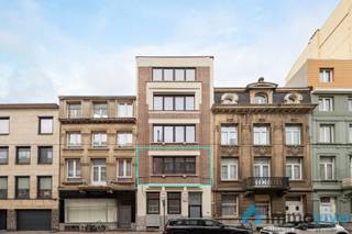 <p><span>Algemeen</span></p><p><span>Op de eerste verdieping van dit volledig gerenoveerd appartementsgebouw vinden we dit ruime appartement met 3 slaapkamers. De centrale locatie in deze populaire wijk maakt dit een interessante koop. Het dak werd zopas geïsoleerd met 14 cm PUR en de aanwezige lift werd, zoals de rest van de gemene delen, vernieuwd. Elk appartement beschikt over een eigen kelderberging. De koper draagt bij in de kosten van prekad en basisakte voor een bedrag van 850 € naast de aankoopprijs. Alle meters zijn individueel.</span></p><p><span> </span></p><p><span>Indeling</span></p><p><span>Bij binnenkomst komt u in een inkomhal die de verschillende kamers in het appartement verbindt. Aan de straatzijde vinden we een zeer ruime leefruimte met aangrenzende keuken. Deze keuken is voorzien van alle nodige toestellen en mogelijkheid tot 2 spoelbakken. Aan de keuken is er een klein balkon aanwezig.</span></p><p><span>Het appartement beschikt over 3 slaapkamers. Deze zijn allemaal lichtrijk en voorzien van een tegelvloer. De badkamer beschikt over een dubbele lavabo, aansluiting wasmachine en droogkast en een inloopdouche. Op de gang is er een apart toilet aanwezig.</span></p><p><span> </span></p><p><span> </span></p><p><span>Interesse?</span></p><p><span>Zoekt u een gerenoveerd appartement met 3 slaapkamers? Neem dan snel contact op via 03/459 89 59.</span></p><p><span> </span></p>