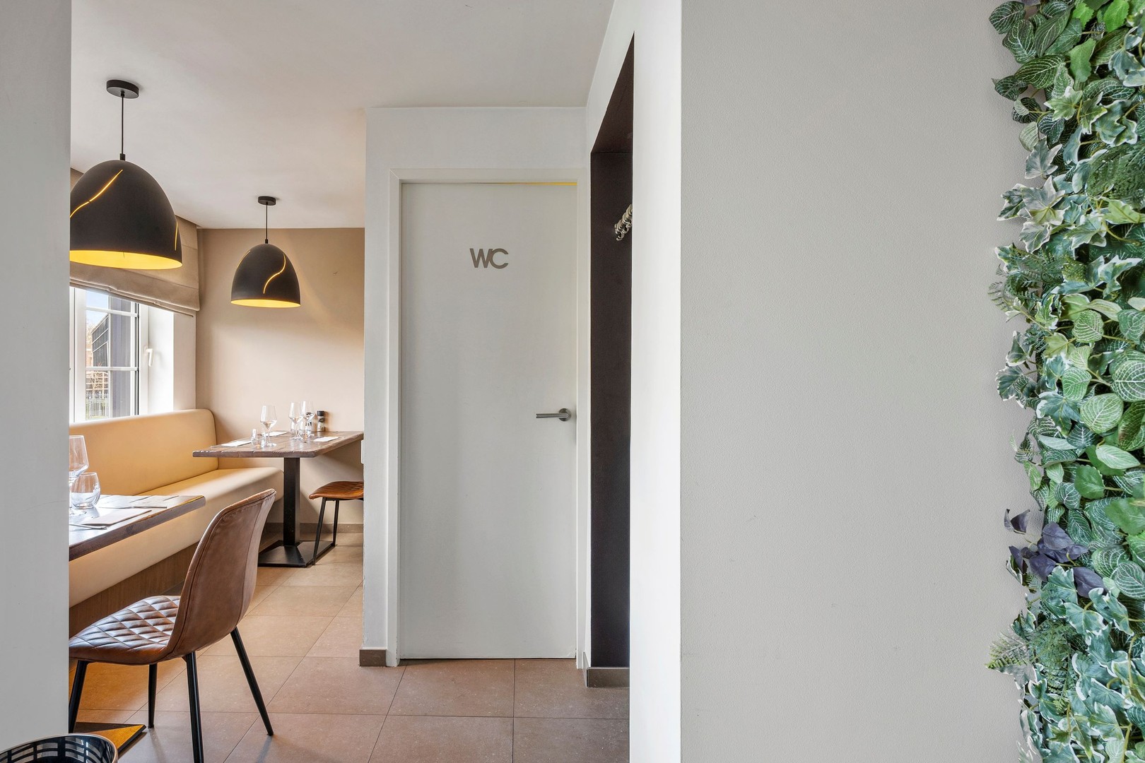 Gebouw waar het gezellige restaurant "De Vondel" is ondergebracht met woonst en voldoende parking op eigen terrein - foto 4