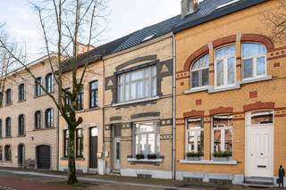 Te renoveren burgerwoning met 3-4 slaapkamers en zuidwest tuin<br /><br />Ingestelde prijs is een richtprijs! Biedingen moeten uiterlijk dinsdag 21/04/2026 om 12u aan ons kantoor te Hove worden bezorgd. <br /><br />- Zeer goed onderhouden woning met authentieke elementen<br />- Prachtige voorgevel<br />- Gelegen in een zeer leuke, rustige buurt<br />- Optimale lichtinval <br />- Diverse uitbreidingsmogelijkheden<br />- Onderhoudsvriendelijke ZUIDWEST tuin met groenzicht en privacy<br />- 4 grote slaapkamers<br />- Mooie leefruimte met keuken en ontbijthoek<br />- Badkamer met douche op het GLV<br /><br />Onmiddellijke omgeving:<br />- Nabij het centrum van Mortsel met scholen, parken, winkels en openbaar vervoer op fiets- en wandelafstand<br />- Zeer vlotte bereikbaarheid naar Antwerpen en Brussel (E19 en trein)<br /><br />Bijzondere kenmerken:<br />- Bouwjaar 1908<br />- CV op gas<br />- Deels onderkelderd<br />- Uitbreidingsmogelijkheden GLV en 1e V<br /><br />Indeling: <br />Gelijkvloerse verdieping (ca 66m²):<br />- Inkomhal met toegang naar de kelder<br />- Leefruimte met zithoek en eetkamer<br />- Volledig geïnstalleerde keuken met ontbijthoek<br />- Badkamer met douche, wastafel en toilet<br />- Veranda met berging<br />- Onderhoudsvriendelijke zuidwest georiënteerde tuin<br /><br />Eerste verdieping (ca 45m²):<br />- Nachthal <br />- 2 ruime slaapkamers<br /><br />Tweede verdieping (ca 45m²)<br />- Nachthal <br />- 2 ruime slaapkamers<br /><br />Stedenbouwkundige inlichtingen in aanvraag.<br /><br />Voor meer informatie kan u terecht op www.deboerenpartners.be