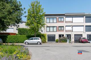 <p><span>HOBOKEN | HALFOPEN BEBOUWING | TE MODERNISEREN BEL-ETAGE MET DRIE TOT VIER SLAAPKAMERS, GARAGE EN TUIN OP EEN TOTALE GRONDOPPERVLAKTE VAN 260m² | EPC F |</span></p><p><span>Indeling als volgt: voortuin met oprit - inkomhal - garage - polyvalente ruimte momenteel ingericht als wasplaats, ook geschikt als 4de slaapkamer - berging met mazoutketel - ruime tuin.</span></p><p><span>Eerste verdieping: traphal met berging - toilet - woonkamer - gesloten keuken.</span></p><p><span>Tweede verdieping: 3 slaapkamers - badkamer met lavabo, douche en toilet.</span></p><p><span>Gelegen in een rustige woonwijk in een doodlopende straat in de onmiddellijke omgeving van parken, sportinfrastructuur, scholen, openbaar vervoer en winkels. </span></p><p><span> </span></p><p><span>(!) Voor deze woning geldt een renovatieverplichting wat betreft energiezuinigheid, binnen de 6 jaar na aankoop van de woning.</span></p><p><span>Wij zijn volledig vrijblijvend in het bezit van een offerte voor dakisolatie en plaatsen van een cv-ketel. Deze offerte is nodig voor het verkrijgen van een krediet bij de bank.</span></p>