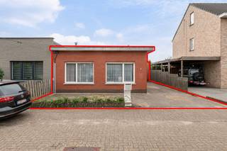 <strong>Te renoveren gezinswoning met potentieel op uitstekende ligging.</strong><br /><br />Deze laagbouwwoning biedt een mooie opportuniteit voor wie op zoek is naar een renovatieproject met tal van mogelijkheden.<br />De woning beschikt onder andere over<strong> 3 slaapkamers, een garage en een tuin</strong>, ideaal voor gezinnen of investeerders.<br /><br />Momenteel is het pand <strong>verhuurd aan € 700/maand</strong>, wat het ook interessant maakt als opbrengsteigendom.<br /><br />Let op: er geldt een <strong>renovatieverplichting</strong> en er zijn<strong> bouwovertredingen</strong> aanwezig. Dit biedt echter kansen om het pand volledig naar eigen smaak en volgens de huidige normen te herinrichten.<br /><br />De <strong>uitstekende ligging </strong>vormt een extra troef, met een vlotte bereikbaarheid en nabijheid van voorzieningen.<br /><br />Ontdek het pand alvast via de<strong> interactieve grondplannen met foto's op onze website</strong>.<br />Surf naar www.wijns.be en open de detailpagina van dit pand.<br /><br /><strong>Interesse?</strong><br />Neem snel contact met ons op voor meer info of een bezoek.<br /><strong>Bel 0473/33 33 33 of mail naar philip@wijns.be.</strong>