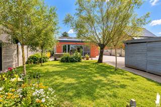 <strong>Uiterst energiezuinig en doorgedreven gerenoveerde villa in rustige Schoonbroek, nabij de Nederlandse grens, Oud-Turnhout en op fietsafstand van natuur Liereman, Prinsenpark en Postelse bossen. De woning van bj. 1974 is recent (nl. gedurende de voorbije jaren 2014-2026) volledig gerenoveerd en verduurzaamd. Zij is o.a. voorzien van driedubbel glas, nieuw raam- en deurschrijnwerk, zonnepanelen en isolatie naar hedendaagse normen. De stijlvol afgewerkte woning biedt 4 slaapkamers (mogelijkh. tot 5), een riante woonkamer met legio inbouwkasten en een diepe zonnetuin met serre en verschillende terras- en (hout)opslagmogelijkheden.<br /><br />De levensloopbestendige woning, van maar liefst 227 m² bew. opp., ademt moderniteit, klasse en rust. De woning is levensloopbestendig gelet op de 2 benedenslaapkamers. De woning beschikt over een energielabel B (EPC-score van 199 kWh/m²/jaar). Zij is gelegen op enkele autominuten van centra Retie, Arendonk en Oud-Turnhout; bovenop beschikt deze over een vlotte bereikbaarheid via de E34.<br /><br /></strong><em>Gelijkvloers verdiep - Inkomhal, keuken &amp; woon- en werkvertrekken</em><br /><br />De inkomhal geeft toegang tot de woonkamer, een gastentoilet en een bureauruimte. Deze laatste ruimte kan eenvoudig gebruikt of omgevormd worden tot benedenslaapkamer. Er is mogelijkheid voorzien voor inbouwkastruimte (met verlichting).<br /><br />De woonkamer is open van opzet en verdeeld in een zitgedeelte (vooraan) en een eetkamer- / bureaudeel (achteraan). Zij is bewust verbonden met de achtergelegen leefkeuken.<span> De leefruimte is voorzien van inbouwkastruimte (maatwerk) over nagenoeg de hele lengte van de kamer (beide zijden). De zithoek beschikt over een ingewerkte houthaard. Vanuit de leefruimte heeft u toegang tot de open keuken en de eethoek.<br /><br />De aansluitende eethoek, dienst doende als centrale schakel tussen keuken en grote zithoek, ontvangt veel rechtstreeks daglicht via de brede, hoge raampartijen die uitgeven op de voor-, zij- en achtertuin. Deze eetruimte is bovendien polyvalent want geschikt voor thuiswerk gelet op de 2 ingebouwde bureaustations voor administratie (eveneens maatwerk-inbouw).<br /><br />De keuken op hoogte is luxues afgewerkt en voorzien van een legio werkruimte, een afwasmachine (Miele), brede kookplaat (Atag) en voldoende schuif- en kastruimte. Er bevinden zich 2 ovens (combi en hetelucht) en ijskast in de keuken (allen Atag). Aansluitend is er een koele berging voor proviand.<br /></span><br /><em>Gelijkvloers verdiep - Slaapkamers, badkamer &amp; toilet</em><br /><br />De woning is levensloopbestendig. Via de benedennachthal heeft u toegang tot de (2e) benedenslaapkamer en badkamer. Deze slaapkamer is de hoofdslaapkamer (nabij badkamer + mogelijkheid tot inbouwdressing). De badkamer is voorzien van een wasgedeelte (wasmachine + droogkast op hoogte), een inloopdouche, ligbad, toilet en voldoende kastruimte.<br /><br /><em>Bovenverdiep - leisure, hobby &amp; kinderkamers</em><br /><br />De bovenverdieping, bereikbaar via vaste trap, wordt thans deels gebruikt als speel-/hobbyruimte en deels als slaapvertrekken. Er zijn 2 slaapkamers. Ook hier is indien gewenst mogelijkheid tot extra slaapkamer. Er is verder een zolder (opslag).<br /><br /><em>Buitengebeuren - Tuin, garagemogelijkheid</em><br /><br />De volledig omheinde natuurtuin op zuidwestoriëntatie is voorzien van meerdere berghokken, carports en een serre met moestuin.<br /><br />Er is parking op eigen terrein, een regenwaterput (20.000 liter), alsook een grondwaterput achteraan in de tuin.<br /><br /><span>Bijzonderheden</span>:<br />- Nagenoeg integrale renovatie 2014-2026 ~ tijdloos, energiezuinig (label B)<br />- CV op stookolie en radiatoren (offerte warmtepomp: op aanvraag)<br />- Rustige ligging nabij Oud-Turnhout, Retie en Nederlandse grens<br />- Vlotte ontsluiting via E34 ~ ideaal voor woon-werkverkeer