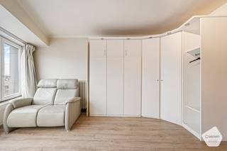 <strong>Lichtrijke</strong> <strong>studio</strong> op <strong>wandelafstand</strong> van zowel het <strong>centrum</strong> als het <strong>strand</strong><br /><br />Bij het binnenkomen van de studio bevindt zich recht voor je de <strong>leefruimte</strong> alsook dienende als <strong>slaaphoek</strong>. De <strong>keuken</strong> met aanwezigheid van de <strong>basisvoorzieningen</strong> bevindt zicht naast de leefruimte. Tussen de inkomdeur en de leefruimte situeert zich aan de rechterzijde de <strong>badkamer</strong> met aanwezigheid van een <strong>douche</strong> en enkele lavabo.<br /><br />Deze studio te bereiken met de <strong>lift</strong> gelegen op de <strong>vijfde</strong> <strong>verdieping</strong> in de residentie Mare Nostrum daterende uit het jaar 1970 is de ideale investering. De <strong>voorgevel</strong> van het gebouw is <strong>recentelijk</strong> <strong>gerenoveerd</strong>. 