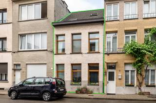 Deze gerenoveerde woning verwelkomt u via een inkomhal met gastentoilet. Van hieruit bereikt u de lichtrijke leefruimte, die naadloos overgaat in de eetkamer en de recent volledig vernieuwde keuken. Deze is afgewerkt met hoogwaardige materialen en volledig uitgerust met kwalitatieve toestellen. De eetkamer is voorzien van een dakraam, wat zorgt voor extra lichtinval en een aangenaam ruimtegevoel. Bovendien geeft deze ruimte toegang tot het eerste terras op het gelijkvloers.<br /><br />Boven de eetkamer en keuken bevindt zich een ruim dakterras met walkable dakraam, wat extra buitenruimte en een uniek open gevoel aan de woning toevoegt.<br /><br />De woning beschikt over 3 volwaardige slaapkamers van ca. 19 m², 15 m² en 14 m². De badkamer is functioneel ingericht en biedt het nodige comfort.<br /><br />Daarnaast is er in de kelder voldoende bergruimte aanwezig, wat de woning nog extra praktisch maakt.<br /><br />De woning is rustig gelegen en toch bijzonder goed bereikbaar. Op wandel- en fietsafstand bevinden zich zowel het Spoor Noordpark, Rivierenhof als het Laar en het Krugerplein zijn ideaal voor ontspanning en recreatie. Het centrum van Antwerpen is vlot bereikbaar met de fiets. In de nabije omgeving vindt u eveneens winkels, openbaar vervoer en belangrijke invalswegen, wat zorgt voor een uitstekende combinatie van rust en bereikbaarheid.<br /><br />pluspunten:<br />- 3 ruime slaapkamers<br />- Gunstig EPC / conforme elektriciteit<br />- Praktische en functionele indeling<br />- instapklaar<br />- Buurtfietsenstalling<br />- Goede ligging<br /><br />Interesse in deze instapklare woning? Contacteer ons via 03 337 50 70 of info@vbvastgoed.be voor meer info of een afspraak.