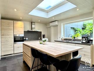Welkom in deze ruime gezinswoning met tuin en garage, gelegen in het centrum van Kuurne!<br /><br />Bij het betreden van de woning komt u binnen in de inkomhal met gastentoilet. Aansluitend vindt zich de ruime leefruimte met plaats voor zowel een salon als een eetplaats. Bovendien zorgt de gezellige pelletkachel voor een aangename en sfeervolle warmte.<br /><br />Naast de leefruimte vindt u de volledig uitgeruste keuken, voorzien van alle nodige toestellen en comfort. Dankzij het keukeneiland vormt deze ruimte een echte leefkeuken waar koken en samenzijn centraal staan.<br /><br />Aansluitend aan de keuken bevindt zich een ruime berging, momenteel ingericht als bureauruimte en wasplaats, met ingebouwde kasten en toestellen.<br /><br />Verder beschikt het gelijkvloers over een kelder en een badkamer met inloopdouche, toilet en wastafel.<br /><br />Op de verdieping bevinden zich vier volwaardige slaapkamers en een tweede badkamer, uitgerust met een inloopdouche, ligbad, toilet en wastafel.<br /><br />Buiten geniet u van een ruime, zuidgerichte tuin met terras, ideaal om te ontspannen.<br /><br />Tot slot beschikt de woning over een ruime garage met plaats voor één wagen en extra bergruimte.<br /><br />DIT IS EEN VANAFPRIJS. Ieder hoger bod wordt voorgelegd aan de eigenaar.<br /><br />Troeven:<br />+ Garage in centrum Kuurne<br />+ Zuidgerichte tuin<br />+ 4 slaapkamers