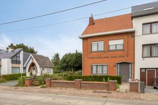 <p>immo DAVID stelt u deze ruime te renoveren 3-gevelwoning met 3 slaapkamers en tuin voor.</p>
<p>Deze gezinswoning, gelegen op een perceel van 4 are en 70 centiare, biedt tal van mogelijkheden om ze volledig naar eigen smaak in te richten.</p>
<p>Op het gelijkvloers vindt u een lichtrijke woonkamer van 37 m² en een keuken van 17 m², van waaruit u toegang heeft tot de tuin. Verder beschikt deze verdieping over een doucheruimte, een apart toilet en een technische ruimte. Boven de technische ruimte bevindt zich bovendien een bergzolder van 20 m², ideaal als extra opslagruimte. Ook is er een veranda aanwezig achter de keuken.</p>
<p>Op de eerste verdieping bevinden zich drie slaapkamers van respectievelijk 14 m², 13 m² en 11 m², evenals een badkamer uitgerust met een ligbad met douchekop, een lavabo en een toilet.</p>
<p>De ruime zolderverdieping van 47 m² vormt een extra troef. Deze is bereikbaar via een vaste trap en biedt tal van mogelijkheden om extra slaapkamers, een hobbyruimte, een bureau of een andere ruimte naar wens te creëren.</p>
<p>Dankzij de ligging in Wolvertem, nabij winkels, scholen, openbaar vervoer en sportfaciliteiten, geniet u van een aangename woonomgeving. Bovendien bevindt de prachtige Plantentuin van Meise zich op enkele kilometers, ideaal voor ontspannende wandelingen en natuurliefhebbers. Ook de verbindingswegen richting Brussel en de A12 zijn vlot bereikbaar.</p>
<p><span>Op </span><span>zoek </span><span>naar </span><span>een </span><span>ruime </span><span>woning </span><span>met </span><span>potentieel? </span><span>Dan </span><span>is </span><span>deze </span><span>halfopen </span><span>bebouwing </span><span>zeker </span><span>een </span><span>bezoek </span><span>waard!</span></p>