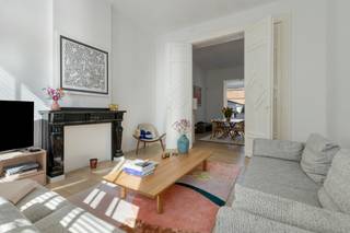 Dit prachtig gerenoveerde appartement bevindt zich in een authentiek herenhuis in het hart van Tienen. Met een bewoonbare oppervlakte van maar liefst 134 m² biedt deze woonst een ideale combinatie van karakter en hedendaags comfort.<br /><br />Het appartement beschikt over een ruime en lichtrijke leefruimte, waar hoge plafonds en charmante elementen zorgen voor een unieke sfeer. De volledig vernieuwde keuken is praktisch ingericht en voorzien van alle nodige toestellen, ook is er nog een keukeneiland geplaatst. Verder zijn er twee volwaardige slaapkamers, perfect geschikt als master bedroom, kinderkamer of thuiskantoor. De moderne badkamer is stijlvol afgewerkt en voorzien van kwalitatieve materialen.<br /><br />Dankzij de grondige renovatie geniet u van een geheel met een gunstige EPC-score C. Gelegen op een toplocatie, vlakbij winkels, horeca en openbaar vervoer, combineert deze eigendom rust, ruimte en bereikbaarheid. Tenslotte is er nog een zeer grote tuin waar het werkelijk heerlijk vertoeven is. Kortom, een ideale woonst voor wie comfortabel wil wonen in een karaktervolle setting, midden in de stad.<br /><br />Contacteer Ben voor meer informatie of een bezoek ter plaatse via ben@sophimo.be of op 0468 58 04 09 !