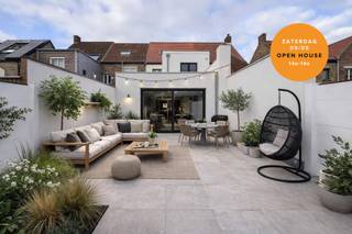 ** OPEN HOUSE: ZATERDAG 9/05 VAN 14U - 16U **<br /><br />Ontdek deze prachtige, instapklare woning die in 2024 volledig werd gerenoveerd met duurzame en kwaliteitsvolle materialen. <br />Gelegen op een toplocatie in Assebroek, op wandelafstand van winkels, scholen en openbaar vervoer, combineert deze woning comfort, stijl en energiezuinig wonen.<br /><br />De woning omvat volgende indeling: <br />Gelijkvloers: ruime inkomhal met gastentoilet – multifunctionele ruimte die kan dienen als wasplaats, bureau en/of (fietsen)berging – open keuken met kookeiland, uitgerust met alle hedendaagse toestellen en bereikbaar via een stijlvolle stalen deur – lichtrijke leef- en eetruimte met zicht op de tuin – zuidgerichte tuin met twee terrassen en tuinhuis.<br />1ste verdiep: nachthal met toilet - badkamer voorzien van een ligbad, inloopdouche, dubbele lavabo en diverse ingebouwde kasten - 2 ruime slaapkamers. <br />2de verdiep: 3de royale slaapkamer — perfect als master bedroom, hobbyruimte of thuiswerkplek.<br /><br />Voor verdere informatie of vrijblijvend bezoek contacteer Céline op 0476/60 60 23 of mail naar celine@immax.be