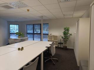 <p><strong>Te huur: instapklare kantoorruimte ±42 m² op toplocatie in Hasselt (Grote Ring)</strong></p>
<p>Op zoek naar een flexibele en professioneel uitgeruste kantoorruimte in Hasselt? Deze <strong>kantoorruimte van ca. 42 m²</strong> bij <strong>Smartspace</strong> is ideaal voor <strong>4 werkplekken</strong> en kan volledig worden aangepast aan de noden van jouw onderneming.</p>
<p>Dankzij de ligging aan de <strong>Grote Ring van Hasselt</strong> geniet je van een <strong>uitstekende bereikbaarheid</strong>, terwijl het <strong>centrum van Hasselt</strong> zich op korte afstand bevindt.</p>
<p><strong>Troeven</strong></p>
<p>✅ <strong>±42 m² kantoorruimte:</strong> geschikt voor 4 personen<br />✅ <strong>Aanpasbaar kantoormeubilair</strong> volgens jouw wensen<br />✅ <strong>Gebruik van vergaderzalen</strong> en gezellige <strong>coffee corners</strong><br />✅ <strong>All-in formule</strong>: onroerende voorheffing, elektriciteit, verwarming, internet, koffie, water, sanitair, schoonmaak, … inbegrepen</p>
<p>Interesse of meer info?<br />📩 Ontdek alles via <strong>www.smartspace.be of contacteer Lieve: 0474 581 988</strong></p>