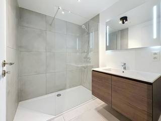 Dit verzorgde appartement ligt op een absolute toplocatie in de dorpskern van Aalter, op wandelafstand van het station, de markt, gezellige horeca en diverse winkels. Dankzij de nabijheid van de E40 heeft u bovendien een uitstekende en snelle verbinding richting Gent en de kust.<br /><br />INDELING<br /><br />Lichtrijke leefruimte<br />Volledig geïnstalleerde, moderne keuken<br />Praktische berging met aansluiting voor uw wasmachine<br />Ruime slaapkamer<br />Badkamer met douche, wastafel en spiegel<br />Afzonderlijk toilet<br />Heerlijk ruim terras<br />Private ondergrondse autostaanplaats P50<br /><br />Het appartement is volledig geschilderd en al uitgerust met alle nodige lichtarmaturen: u hoeft enkel nog te verhuizen. De verwarming wordt voorzien via een energiezuinige lucht/lucht warmtepomp. <br />Buiten geniet u van een ruim terras.<br /><br />Beschikbaarheid: Onmiddellijk vrij<br /><br />De eigendom wordt aangeboden via de Power-sale formule. Op 07/10/2026 tussen 16:30 en 18:00 kan u het appartement op afspraak komen bezichtigen en een bod uitbrengen. De vermelde prijs is een instelprijs. Voor meer info, gelieve contact op te nemen met de dossierverantwoordelijke.<br /><br />Bestuursmaatregelen in het maatregelenregister: nee