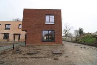 VOLLEDIG AFGEWERKTE BEN nieuwbouwwoning op 616m² VOLLEDIG AFGEWERKTE BEN (E-peil max E10) nieuwbouwwoning gelegen op een groot perceel van +-...