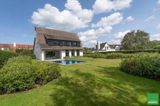 Schitterende alleenstaande villa met zwembad, rustig gelegen in een doodlopend straatje aan de rand van het Zoute.Zuidgericht terrein van ca. 1.000...