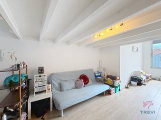 <strong>ELSENE – In de Baljuwwijk, nabij de Louizalaan, tussen het Kasteleinplein en het Stefaniaplein, naast het Drievuldigheidsplein, mooi GEMEUBILEERD duplexappartement met 1 slaapkamer van ±45m² bewoonbare oppervlakte gelegen op de 1e verdieping bestaande uit een woonkamer van ±29,5m² met uitgeruste open keuken (microgolfoven, kookplaat, dampkap, koelkast), douchekamer (douche, wastafel, toilet), slaapkamer op de bovenverdieping van ±12m², kelder, gemeenschappelijke wasruimte. Provisie voor lasten van € 100/maand (koud water, gemeenschappelijke delen). Beschikbaar vanaf 01/10/2026. EPC G. </strong><br />
<p><u>Op de 1<sup>e</sup> verdieping:</u></p>
<ul>
<li>Woonkamer van ±29,5 m² (8,73 x 3,35)</li>
<li>Open keuken die uitkomt op de woonkamer, volledig uitgerust (magnetron, kookplaten, afzuigkap, koelkast)</li>
<li>Doucheruimte (douche, wastafel, toilet)</li>
<li>Slaapkamer op de mezzanine van ±12 m² (3,6 x 3,3)</li>
</ul>
<p>Kelder</p>