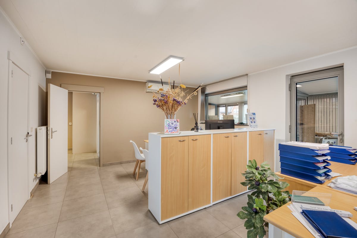 Investment property with office and apartment - photo 5