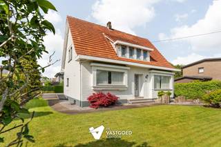 <p><span><span>Perfect onderhouden woning op ideale ligging!</span></span></p><p><span><span> </span></span></p><p><span><span>Belangrijkste troeven:</span></span></p><p><span><span>- Perfect onderhouden</span></span></p><p><span><span>- Verrassend ruim met toffe indeling</span></span></p><p><span><span>- Zeer mooie leefruimte en ruime keuken</span></span></p><p><span><span>- Badkamer reeds vernieuwd</span></span></p><p><span><span>- Leuke veranda en praktische garage en tuinberging</span></span></p><p><span><span>- Volledig onderkelderd</span></span></p><p><span><span>- TOP-ligging: op wandelafstand van centrum in zeer rustige straat</span></span></p><p><span><span> </span></span></p><p><span><i><span>Bekijk zeker ook onze grondplannen met de afmetingen. Zo krijgt u van thuis uit al een perfect beeld van wat deze woning te bieden heeft!</span></i></span></p><p><span><span>Wenst u meer info of een vrijblijvende bezichtiging, contacteer dan ons kantoor op het nummer 014 39 99 99 en wij helpen u graag verder.</span></span></p>
