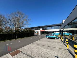 Gloednieuwe handels- of kantoorruimte met een oppervlakte van 768 m² te huur. Fantastisch gelegen langs de commerciële Antwerpsesteenweg op amper...
