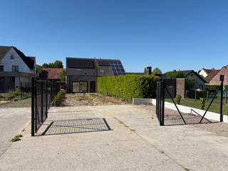 Super energiezuinige HALF OPEN BEBOUWING met VEEL LICHTINVAL. Ze wordt volledig instapklaar afgewerkt naar EIGEN KEUZES !<br />390m² grondoppervlakte en heerlijk ZONGERICHT terras met mooie TUIN! Achteraan privé parkeerplaats met hekken!<br />3 slaapkamers, waarvan 1 op het gelijkvloers en 1 super grote met dressingmogelijkheid !<br />9x zonnepalenen van 445W + lucht-water WARMTEPOMP BUDERUS !<br />Kortom, deze prachtige nieuwbouwwoning in Zottegem is de ideale plek om te wonen. Met alle comfort, luxe en ruimte die u zich maar kunt wensen, kunt u hier heerlijk genieten van het leven.<br />Meer info op www.JUNOvastgoed.be met download zoals plannen, studiefiche EPB, ...