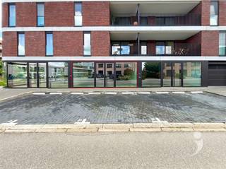 <p><span>Bent u op zoek naar een polyvalente commerciële ruimte op een strategische locatie? Dan is dit casco handelspand in Herent absoluut een bezoek waard.</span></p><p><span>Met een oppervlakte van 116,8 m² biedt deze commerciële ruimte tal van mogelijkheden voor uiteenlopende activiteiten. Dankzij de casco afwerking kunt u het pand volledig naar eigen smaak en volgens de specifieke behoeften van uw onderneming inrichten. Verkiest u een instapklare oplossing? Dan kan de ruimte, in overleg met de huidige eigenaar en tegen een meerprijs, afgewerkt worden.</span></p><p><span>Een extra pluspunt is dat ook de naastgelegen handelsruimte te koop staat. Hierdoor krijgt u de unieke kans om beide panden samen te voegen tot één ruime commerciële unit, wat extra mogelijkheden creëert.</span></p><p><span>Bovendien bestaat de mogelijkheid om één of twee ondergrondse staanplaatsen aan te kopen. Dankzij de gunstige ligging in Herent vormt dit pand een interessante opportuniteit.</span></p><p><span>Interesse? Neem vrijblijvend contact op via 016 15 31 15 of stuur een e-mail naar info@immolivit.be voor meer informatie of om een bezoek in te plannen.</span></p>