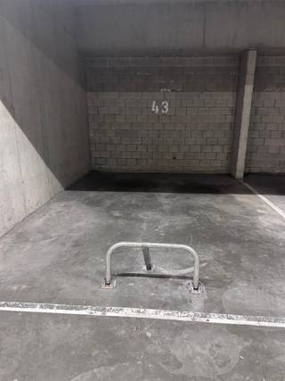 <p><span>Deze ondergrondse autostaanplaats is gelegen op de -1 van 'Residentie Greenfield'.</span></p><p><span>Op fietsafstand van het centrum van Hasselt met al haar faciliteiten.</span></p><p><span> </span></p><p><span>Invalswegen zijn gemakkelijk bereikbaar, winkels, JESSA ziekenhuis, scholen en openbaar vervoer op wandelafstand. </span></p><p><span> </span></p><p><span>Een toplocatie op de Grote Ring van Hasselt. </span></p><p><span> </span></p><p><span>- Parking nummer 43<br />- Breedte: 4 m <br />- Diepte: 5,70 m</span></p><p><span> </span></p>