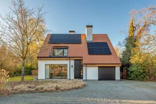 Instapklare moderne architecturale woning* Gelijkvloers : inkomhal met gastentoilet en stalen taatsdeur naar de lichtrijke woonkamer op geschuurde...