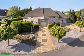 Ruime villa van 388m² op perceel van 10 A 10 CA.Indeling gelijkvloers: inkomhall met gastentoilet, bureau, badkamer (lavabo - ligbad - douche - wc)...