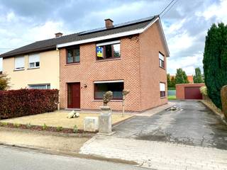 Deze woning werd recentelijk voorzien van volledige isolatie, zonnepanelen en nieuwe chauffage via hoogrendementsketel op aardgas.<br /><br />Omvattende op de gelijkvloerse verdieping een ruime inkomhal met ingewerkte bergkast, lichtrijke leefruimte, aparte en ruime ingerichte keuken met extra kasten en eettafel aanwezig alsook een houtkachel, recente badkamer met ligbad/dubbel lavabomeubel/toilet en ingewerkte kasten om wasmachine/droogkast en toebehoren in te plaatsen, kleine achterinkomhal met apart toilet.<br /><br />Op de verdieping nachthal, 2 zeer ruime slaapkamers beide met ruime ingewerkte kleerkasten, 1 kinderkamer, badkamer met douche/bad/lavabo.<br /><br />Zolderruimte en praktische kelderberging aanwezig.<br /><br />Verder beschikken alle ramen over rolluiken en bevloering boven in laminaat.<br /><br />Aan de buitenkant voortuin, ruime oprijlaan, aparte en ruime garage met bergmogelijkheid, extra bergruimte/kleine stalling, achtertuin met ruim terras met goede privacy en tevens een terras aan de keuken voorzien van een elektrisch te bedienen zonneluifel.<br /><br />Een echte topper!<br /><br />Beschikbaar 01/02/2026.