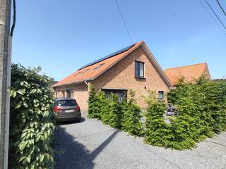 Wonen in alle rust. Alleenstaande ruime woning, volledig gerenoveerd in 2020. <br />Het ligt in een rustige, doodlopende straat op een perceel van 850 m2. Zuid-West gerichte tuin.<br /><br />Op het gelijkvloers is er de ruime inkomhal, een lichtrijke open ruimte van liefst 100 m2, bestaande uit woonkamer, keuken en eetkamer. Er is een schuifraam met driedubbele beglazing, 8 meter breed, die langs beide kanten openschuift naar het grote terras en de zonnige tuin.<br />De eyecatcher in de woonkamer is een gezellige moderne gashaard (het merk Bellfire) En er is airco. <br /><br />De moderne keuken heeft een groot eiland met plaats voor 3 barkrukken, een inductiekookplaat, vaatwasmachine, twee ingebouwde koelkasten en een diepvries.<br /><br />Er is een ruime badkamer met inloopdouche, twee lavabo's en plaats voor was-en droogmachine. Aansluiting voor het ligbad is aanwezig, alsook de thermostaatkraan (nog in verpakking). Apart toilet. <br /><br />Op de ganse beneden verdieping is er vloerverwarming. <br /><br />In de woning is er op het gelijkvloers tevens een goed draaiende AIRBNB. <br />Deze is 100% privé en bestaat uit :<br /><br />Een eigen oprit<br />Aparte inkom<br />Badkamer met toilet, douche, en wastafel<br />Keukentje met inductieplaat en koelkast.<br />Woonkamer met het schuifraam naar de afgescheiden voortuin.<br />Ruime slaapkamer.<br />(De Airbnb kan GEMEUBILEERD verkocht worden) De jaarlijkse opbrengst van de Airbnb over de afgelopen 5 jaar wordt u medegedeeld bij uw bezichtiging. <br />Deze airbnb ruimte kan ook als kantoor - of praktijkruimte gebruikt worden.<br /><br /><br />Op de verdieping :<br /><br />SLPK 1 : 32 m2 met airco<br />SLPK 2 : 32 m2 met airco <br />SLPK 3 : 12 m2 <br />SLPK 4 : 12 m2<br /><br />Dressing 12 m2<br />Badkamer 12 m2 (wastafel, toilet en er ligt een aansluiting voor een douche)<br /><br />In de zonnige zuidwest gerichte tuin is er een groot terras aan het huis. Het tuinhuis is in baksteen, met een overkapping, overgaand in een tweede terras. <br /><br />Er is ook een kleine kelder, ideaal voor nog extra bergruimte.<br /><br />EPC B -label, 191.<br /><br />Er zijn zonnepanelen met een jaarlijkse opbrengst van 5200 kW.