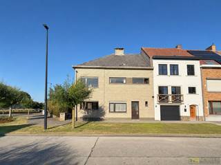 Te moderniseren woning <strong>MET GARAGE</strong>, gelegen aan de <strong>STADSRAND VAN RONSE</strong>. Deze gezinswoning biedt veel potentieel voor wie op zoek is naar <strong>RUIMTE</strong> en de mogelijkheid om een interieur <strong>VOLLEDIG NAAR EIGEN SMAAK</strong> in te richten. De aangename leefruimte geniet van veel <strong>NATUURLIJKE LICHTINVAL</strong> en sluit aan op de te moderniseren keuken. Daarnaast is er een <strong>AFZONDERLIJKE BUREAURUIMTE</strong>, ideaal voor thuiswerk, hobby’s of als <strong>HOME-OFFICE, </strong>en praktische kelder. Op de verdieping bevinden zich <strong>DRIE RUIME SLAAPKAMERS</strong> en een badkamer die verder gemoderniseerd kan worden. De <strong>ROYALE ZOLDER VAN 60M²</strong> biedt bovendien uitstekende mogelijkheden voor het <strong>CREËREN VAN EXTRA SLAAPKAMERS</strong>. Buiten beschikt de woning over zonnige tuin, terras en <strong>VRIJSTAANDE GARAGE VAN CA. 32M²</strong>. De ligging combineert de nabijheid van het <strong>CENTRUM VAN RONSE</strong> met een <strong>VLOTTE TOEGANG</strong> tot de glooiende natuur van het <strong>PAYS DES COLLINES</strong>, bekend om zijn <strong>TALRIJKE WANDEL- EN FIETSROUTES</strong>.<br /><br />Adres: David Teniersstraat 61 te Ronse<br /><br />Renovatieplicht van toepassing; P-score: A, G-score: A; Maatregelen in maatregelregister: neen; Vrij bij akte.