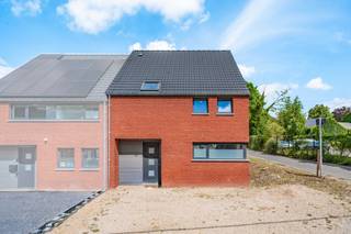 We Invest Liège et Sébastien ont le plaisir de vous présenter cette maison 3 façades idéalement située dans le quartier résidentiel prisé du Golf de Bernalmont à Liège.<br /><br />Pour qui ?<br />✅ Pour un couple avec enfants en quête d’un environnement vert, bien situé et facile à vivre<br />✅ Pour celles et ceux qui souhaitent une maison saine et économe en énergie, avec encore un peu de liberté pour la personnaliser<br /><br />Ce que vous trouverez :<br /><br />🔹 Au rez-de-chaussée :<br /><br />- Un bel espace salon / salle à manger ouvert sur une cuisine moderne<br /><br />- Une buanderie pratique<br /><br />- Un WC séparé<br /><br />🔹 Au premier étage :<br /><br />- 3 chambres<br /><br />- 1 salle de bains<br /><br />🔹 Au second étage :<br /><br />- Un grenier totalement aménageable selon vos besoins : bureau, chambre supplémentaire, salle de jeux...<br /><br />⚡️ À noter :<br /><br />- Électricité conforme<br /><br />- Toiture isolée avec mousse Ecofoam (20 cm)<br /><br />- PEB : B <br /><br />- Maison en bon état général avec quelques finitions à prévoir<br /><br />- Jardin à l’arrière<br /><br />- 3 emplacements de parking<br /><br />- Proche des axes autoroutiers – idéal pour les navetteurs<br /><br />- Un cadre de vie agréable, une maison saine et évolutive, dans un quartier recherché à Liège. À découvrir rapidement.<br /><br />Envie d’en discuter ou de la visiter ?<br />Contactez Sébastien au 04/277.00.07 ou par mail à sebastien.s@weinvest.be