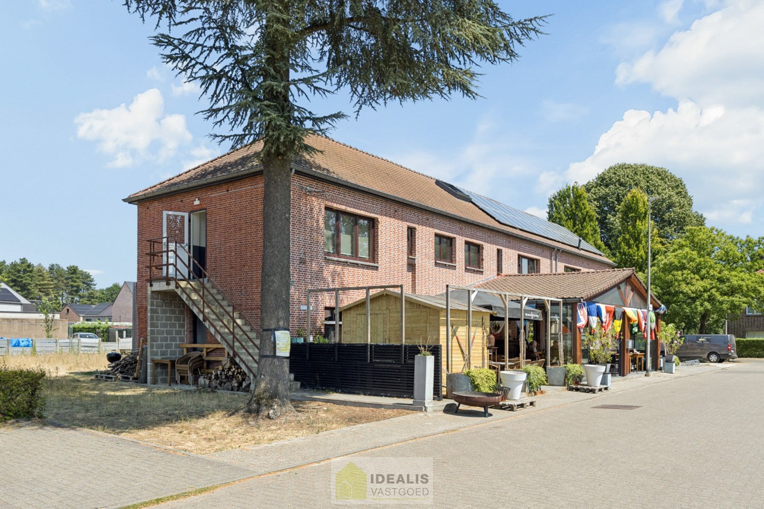 IDEALIS VASTGOED – INVESTERINGSVASTGOED BESTAANDE UIT EEN HANDELSPAND MOMENTEEL INGERICHT ALS HORECAGELEGENHEID MET BOVENLIGGEND LOGEMENTHUIS ZIJNDE 8 WOONGELEGENHEDEN MET EIGEN ADRES. DE WOONGELEGENHEDEN ZIJN VOORZIEN VAN EEN EIGEN DOUCHE EN TOILET. DAAR - foto 4