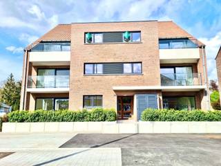 <p>Goedgelegen KWALITATIEF afgewerkt NIEUWBOUW energiezuinig DUPLEXAPPARTEMENT met 3 SLK, TERRAS en aangename grote lichtrijke leefruime! Tevens IDEALE INVESTERING met mooi RENDEMENT. In de nabijheid van winkels, en openbaar vervoer. Kleinschalige residentie. INDELING: inkom, grote lichtrijke leefruimte met TERRAS, geïnstalleerde keuken, toilet, 2 GROTE slaapkamers, 1 kleinere en badkamer (ligbad en douche) + berging/wasplaats. Parking voor de deur, ENERGIEZUINIG KWALITATIEF GEBOUW. Bezoek na afspraak met IMMO BEGUIN: 0486/606 600</p>