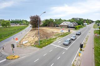 Bouwgrond te koop in KontichDeze bouwgrond is gelegen op de Duffelsesteenweg op de hoek met de PronkenbergstraatBijzonderheden:- hoekperceel- perceeloppervlakte 508m²- verkavelingsvergunning aanwezig- bouwvoorschriften reeds aanwezig- bouwgrond voor half open bebouwingBent u op zoek naar een bouwgrond te koop in Kontich? Neem dan gerust contact op met één van onze collega's van Dewaele vastgoed.De eigendom wordt aangeboden via de Power-sale formule. Van 29/06/2026 om 00:00 tot 31/08/2026 om 00:00 kan u de woning op afspraak komen bezichtigen en een bod uitbrengen. De vermelde prijs is een instelprijs. Voor meer info, gelieve contact op te nemen met de dossierverantwoordelijke.