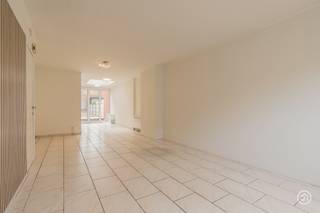 PLAN JOUW BEZOEK: calendly.com/julimmo/hombeeksesteenweg<br /><br />Vandaag nemen we jullie mee naar deze instapklare woning in Mechelen op wandelafstand van het mooie Vrijbroekpark. De woning combineert een praktische indeling met hedendaags comfort en enkele sterke energetische troeven.<br /><br />Via de inkomhal komen we terecht in de gezellige leefruimte. Aansluitend bevindt zich de volledig vernieuwde en uitgeruste keuken, die een mooi geheel vormt met de leefruimte en voorzien is van alle nodige comfort. Aansluitend aan de keuken bevinden zich een gastentoilet en een praktische wasplaats. Deze functionele indeling zorgt ervoor dat alle dagelijkse voorzieningen mooi samenkomen op het gelijkvloers.<br /><br />Op de eerste verdieping bevinden zich twee ruime slaapkamers en een zeer ruime badkamer. Deze is uitgerust met een douche, toilet en lavabo en biedt dankzij de royale oppervlakte voldoende comfort.<br /><br />Verder beschikt de woning over een kelder, ideaal als extra bergruimte.<br /><br />Een absolute troef is de zuidgerichte tuin, waar je optimaal kan genieten van de zon en waar voldoende ruimte is voor een terras, tuinmeubilair of een gezellige buitenruimte.<br /><br />Ook energetisch is deze woning bijzonder interessant. Dankzij het EPC-label B en de aanwezigheid van 10 zonnepanelen geniet je van een energiezuinige woning zonder renovatieplicht.<br /><br />Ben je op zoek naar een energiezuinige en instapklare woning?<br />Contacteer ons gerust via bryann@julimmo.be of 0492 86 51 03.
