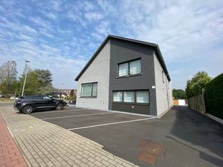 ✨ TOPPER: EXCLUSIEF WONEN OP HET GELIJKVLOERS! ✨Mis deze unieke kans niet! Dit prachtige, recent vernieuwde en zeer ruime gelijkvloers appartement...