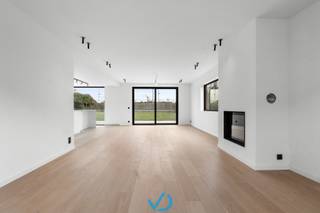 In de Augustijnenstraat, één van de meest geliefde woonstraten van Ieper, bevindt zich deze volledig gerenoveerde en uitzonderlijk comfortabele...