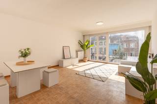 Welkom in dit appartement op het 1ste verdiep van een goed onderhouden gebouw! Via een stevige veiligheidsdeur kom je in een ruime, open hal terecht. Van hieruit betreed je een grote leefruimte met kamershoge ramen langswaar het zonlicht overvloedig binnenstroomt. De ramen zelf zijn slechts enkele jaren geleden geplaatst. De keuken en badkamer zijn recent gerenoveerd en de elektrische installatie is hierbij conform gemaakt. De twee slaapkamers liggen aan de achterkant waar het rustig vertoeven is.<br /><br />In de buurt van de woning liggen er tal van restaurantjes, bakkerijen, slagers en andere zaken uit alle hoeken van de wereld. Het Centraal Station ligt slechts op enkele minuten wandelafstand. En dankzij haar centrale ligging ben je zo in het historisch centrum waar je lekker kunt shoppen of culturele hotspots kunt bezoeken.<br /><br />Wordt dit je toekomstig stulpje? Kom het snel ontdekken!<br /><br /><br /><strong>Indeling</strong><br />Hal (4,8 m²).<br />Leefruimte (37,2 m²).<br />Keuken (7,5 m²).<br />Toilet.<br />Douchekamer (4,2 m²).<br />Slaapkamer 1 (10,2 m²).<br />Slaapkamer 2 (16,0 m²).<br />Terras (3,2 m²)<br /><br />Kelderberging (6 m²).<br /><br /><strong>Extra</strong><br />Gemeenschappelijke kosten: 230 euro/maand (syndicus, blokpolis, onderhoud liften, enz.) + 140 euro/maand (verwarming en water).<br />Aparte meter voor elektriciteit.  <br />Elektrische installatie: AREI-conform.<br />EPC: B.<br /><br />(woongebied, vergunning, geen verkavelingsvergunning, voorkooprecht, geen rechterlijke herstelmaatregel)