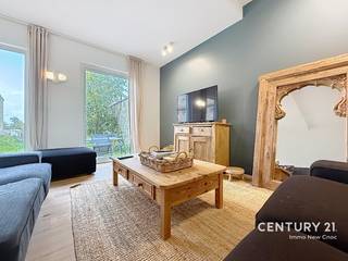 **Te Koop: Prachtige Woning in het Witte Kunstenaarsdorp Lissewege**<br /><br />Gelegen in het schilderachtige Lissewege, een van de meest betoverende kunstenaarsdorpen van Brugge, bieden wij u deze charmante woning aan. Gebouwd in 1937, straalt deze woning een unieke combinatie van historische charme en moderne gemakken uit.<br /><br />**Eigenschappen van de Woning:**<br />- **Slaapkamers:** 4 ruime slaapkamers, ideaal voor gezinnen of als creatieve ruimtes voor kunstenaars.<br />- **Badkamers:** 2 moderne badkamers, perfect voor comfort en privacy.<br />- **Perceeloppervlakte:** Met een perceeloppervlakte van 126 m² heeft u voldoende buitenruimte om te genieten van de rust en schoonheid van Lissewege.<br />- **Bewoonbare Oppervlakte:** De woning heeft een bewoonbare oppervlakte van 155 m², wat zorgt voor een comfortabele leefomgeving.<br /><br />De woning bevindt zich in een rustige straat, omringd door het schilderachtige landschap en de artistieke sfeer die Lissewege zo bijzonder maakt. Het dorp staat bekend om zijn witte gebouwen en charmante grachten, waardoor het een waar paradijs is voor liefhebbers van kunst en cultuur. U vindt er talloze ateliers, galerijen en gezellige cafés waar u kunt genieten van lokale lekkernijen.<br /><br />Met zijn uitstekende verbindingen naar het centrum van Brugge en andere nabijgelegen dorpen, is deze woning de perfecte uitvalsbasis voor wie het beste van twee werelden wil: de rust van het platteland en de levendigheid van de stad.<br /><br />Mis deze unieke kans niet om te wonen in een van de mooiste delen van België! Neem vandaag nog contact met ons op voor meer informatie of om een bezichtiging te plannen.