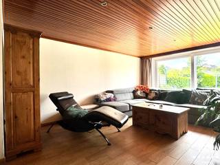 Charmante woning met inkomhal en vestiaire, gastentoilet en een praktische voorplaats/bureau. De lichtrijke leefruimte met salon biedt een mooi...