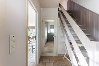 <h3>Te koop: Ruime gezinswoning met praktijkruimte in rustige, kindvriendelijke wijk</h3>
<p>Ontdek deze charmante woning, ideaal gelegen in een <strong>rustige, residentiële buurt</strong> in een <strong>doodlopende straat</strong> — perfect voor gezinnen die houden van <strong>kindvriendelijkheid en privacy</strong>.</p>
<p>Op het <strong>gelijkvloers</strong> word je verwelkomd in een <strong>ruime, lichtrijke living</strong> met prachtig uitzicht op de <strong>mooi aangelegde feng shui-tuin</strong> — een oase van rust en harmonie. De <strong>gezellige keuken</strong> sluit naadloos aan op de <strong>bijkeuken</strong>, voorzien van <strong>koude berging</strong>, <strong>aansluiting voor wasmachine en droogkast</strong> en <strong>handige inbouwkasten</strong> voor extra opbergruimte.</p>
<p>Vanuit de bijkeuken bereik je de <strong>praktijkruimte</strong>, uitgerust met <strong>toilet</strong>, <strong>doucheruimte</strong> en <strong>ruime inkomhal</strong>. Deze polyvalente ruimte heeft ook een <strong>aparte ingang aan de zijkant van de woning</strong>, wat ze ideaal maakt voor een <strong>vrij beroep, kantoor aan huis of gastenverblijf</strong>. De <strong>op maat gemaakte inbouwkasten</strong> zorgen voor een verzorgde, professionele uitstraling.</p>
<p>Op de <strong>eerste verdieping</strong> vind je <strong>drie slaapkamers</strong>, een <strong>apart toilet</strong> en een <strong>badkamer</strong> met <strong>ligbad, douche en dubbele lavabo</strong>. De <strong>masterbedroom</strong> beschikt bovendien over een <strong>praktische dressing</strong> en geeft toegang tot een <strong>afgesloten kantoorruimte</strong> met <strong>keuken en toilet</strong> – een perfecte plek voor wie thuis werkt of vergaderruimte nodig heeft. Ook deze verdieping is bereikbaar via een <strong>aparte inkom aan de zijkant van de woning</strong>.</p>
<p>Buiten geniet je van <strong>alle rust in een groene omgeving</strong>, met een tuin die uitnodigt tot ontspanning.</p>
<p>Dankzij de slimme indeling en meerdere toegangen is deze woning ook <strong>uitstekend geschikt als kangoeroewoning</strong>.</p>
<p>Kortom: een <strong>instapklare, veelzijdige woning</strong> die comfort, functionaliteit en rust op een unieke manier combineert.<br /><br />Deze woning biedt het beste van twee werelden: wonen in alle rust én werken aan huis.<br />Mis deze unieke kans niet en neem vandaag nog contact op met Ruben op het nummer 0479/ 03 90 17 of via e-mail ruben@cornelis-partners.be</p>