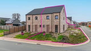 Casco+ pastorijstijl nieuwbouwwoning in Koersel met 4 slaapkamers, aangelegde tuin met een gemetselde berging en afwerkingsmogelijkheden naar eigen smaak! Aankoop volledig onder 12% registratierechten mogelijk!<br /><br />Ben je op zoek naar een kwaliteitsvolle casco+ nieuwbouwwoning in pastorijstijl, waarbij je de afwerking nog volledig zelf kan bepalen?<br />Ontdek Sportlaan 49 te Koersel, een charmante woning met tijdloze uitstraling, voorzien van de nieuwste technieken en gelegen op slechts 500 meter van het centrum.<br /><br />Via de uitnodigende inkomhal met gastentoilet kom je in de ruime leefruimte waar de warme pastorijstijl meteen tot zijn recht komt. De eetruimte en open keuken vormen een harmonieus geheel en bieden via de grote schuifraam toegang tot het terras en de tuin.<br />De afwerking van onder andere vloertegels, binnendeuren, keukeninrichting en badkamer kan volledig volgens jouw smaak worden gerealiseerd.<br /><br />Op het gelijkvloers bevindt zich tevens een ruime berging met praktische buitendeur en een extra opbergruimte onder de trap.<br /><br />Achteraan in de tuin staat een authentiek bijgebouw van 15,4 m², ideaal voor tuinmateriaal, fietsen of hobby’s.<br /><br />Op de eerste verdieping zijn drie mooie slaapkamers voorzien en een badkamerruimte die je nog volledig naar eigen voorkeur kunt afwerken.<br /><br />De zolder, met meer dan 25 m² ruimte, biedt tal van mogelijkheden: extra slaapkamer, bureau, speelruimte of hobbykamer—ook hier kan je de afwerking zelf bepalen.<br /><br />De woning beschikt over moderne technieken zoals een ventilatie D-systeem en vloerverwarming.<br /><br />Pluspunten:<br />- Casco+ pastorijstijl nieuwbouwwoning!<br />- Mogelijkheid tot afwerking naar eigen smaak (vloeren, binnendeuren, keuken, badkamer)!<br />- Toplocatie nabij centrum Koersel!<br />- 4 slaapkamers en 2 badkamers!<br />- Authentiek bijgebouw in de tuin!<br />- Vaste trap naar de zolder!<br />- Regenwaterput!<br />- BEN-woning – E20!<br />- Vloerverwarming<br />- Aankoop volledig onder 12% registratierechten mogelijk! - GEEN BTW!<br />- KI vrijstelling van 100% mogelijk!<br /><br />Voor een bezichtiging ter plaatse of meer info, bel ons op 078/78.78.70, of kom langs op ons kantoor — je bent steeds welkom!<br />Contactpersoon: Yavuz Özdemir — 0484 83 32 80