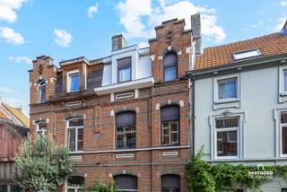Gelegen in een rustige éénrichtingsstraat nabij het centrum van Gent treffen we deze instapklare, lichtrijke rijwoning aan.
De woning heeft de volgende indeling: inkomhal met vestiaire, lichtrijke woon- en eetkamer, volledig ingerichte keuken, badkamer met lavabo, douche en toilet en een veranda.
Op de eerste verdieping zijn er twee ruime slaapkamers, derde slaapkamer op de tweede verdieping, en een zolder met mogelijkheid tot inrichten als volwaardige vierde slaapkamer.
De woning beschikt ook over een grote, droge kelder en een groene stadstuin.
Troeven: perfect instapklaarinstapklaar, locatie (gelegen in een buurt met nieuwe horecazaken, parken,...) vlakbij station Gent - Dampoort en op fietsafstand van het historische centrum Gent.
De bezoeken zullen doorgaan op zaterdag 10 oktober na afspraak.
Renovatieverplichting: nee.
Voor meer informatie of een bezoek kan u terecht bij Sander Dejonghe via sander@vastgoeddejonghe.be, Evy Dhondt via evy@vastgoeddejonghe.be of Inias Leten, Inias@vastgoeddejonghe.be
Alle dossierstukken kan u downloaden op onze website: www.vastgoeddejonghe.be