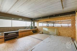 <p>Uniek wonen en werken op een perceel van ca. 2.400 m²</p><p>Op een perceel van ca. 2.400 m² bevindt zich dit uitzonderlijke eigendom waar wonen en ondernemen perfect samengaan. Het geheel omvat een ruim magazijn, moderne, stijlvolle kantoren en een perfect onderhouden woonst, ideaal voor zelfstandigen of ondernemers.</p><p>De hippe burelen genieten van veel natuurlijk licht en een hoogwaardige afwerking, terwijl het magazijn tal van mogelijkheden biedt voor opslag, productie of logistiek. De instapklare woning combineert ruimte, comfort en kwaliteit.</p><p>Dankzij de verzorgde uitstraling, ruime parkeermogelijkheden en veelzijdige indeling is dit een zeldzame opportuniteit voor wie wonen en werken op één locatie wil combineren.</p>