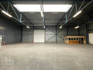 Deze functionele <strong>magazijnruimte</strong> met een oppervlakte van <strong>530 m²</strong> is uitstekend gelegen in de <strong>industriezone Pathoekeweg</strong>.<br /><br />De loods beschikt over een vrije hoogte van 5,25 m tot 7,40 m en is toegankelijk via een automatische sectionale poort (5,47 m H x 4,77 m B). Verder is de ruimte uitgerust met 2 laadkades, een duurzame polybetonvloer, TL-verlichting, een lichtstraat, stadswater en een 380V-elektriciteitsaansluiting.<br /><br />Dankzij de strategische ligging nabij de Expresweg (N31) geniet u van een vlotte verbinding naar de A11, E40 en E403, wat zorgt voor een uitstekende bereikbaarheid.<br /><br />Op de verharde site is er bovendien ruime parkeer- en manoeuvreerruimte beschikbaar.<br />Ook mogelijkheid tot huren van 1.030 m² magazijnruimte.<br /><br />Contacteer<strong> PANORAMA B2B</strong> voor bijkomende (technische) inlichtingen, plannen of een vrijblijvend plaatsbezoek <strong>0479 70 70 73</strong>.