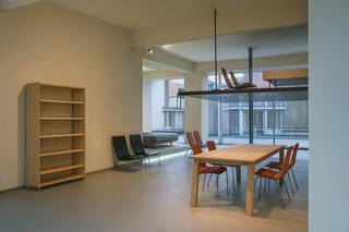 Meer informatie of een bezoek plannen?<br />📞 09 279 11 22 | ✉️ info@centeroffice.be<br /><br />Dit handelspand is uitstekend gelegen aan de Krijgslaan, tussen het Miljoenenkwartier en het Citadelpark — een drukke invalsweg met een constante passage. Dankzij de uitzonderlijk lange etalage geniet uw zaak hier van maximale zichtbaarheid en commerciële uitstraling.<br /><br />Het pand is verhuurd sinds 2019 aan een maandelijkse huurprijs van €3.500 (geïndexeerd: ca. €4.369,05), wat een nettorendement van 5,6% oplevert. Hierdoor is dit niet alleen een sterke commerciële locatie, maar ook een solide investeringsopportuniteit.<br /><br />De winkelruimte is rolstoeltoegankelijk, beschikt over hoge plafonds en een centrale open ruimte. Achteraan bevinden zich bovendien twee vergaderzalen, een badkamer, keuken, berging en een groot terras.<br />