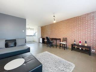 Deze opbrengsteigendom werd in 2004 volledig vernieuwd en bestaat uit 2 appartementen. De eigendom is zeer verzorgd en volledig instapklaar.Indeling...