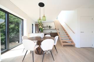 Dit lichtrijke duplex appartement is ideaal gelegen op de eerste en tweede verdieping en geniet er van een prachtig uitzicht op de parktuin en het omliggende groen. De ruime terrassen bieden de hele dag zon en bieden unieke zichten op de nieuwe parktuin waarbij de bestaande, inheemse waardevolle bomen blijven behouden. Het appartement beschikt over drie slaapkamers, een badkamer met ligbad, inloopdouche en lavabo, twee toiletten, een voldoende ruime berging en een bijzonder lichtrijke leefruimte met open keuken, eet- en zithoek. Via beide schuiframen is er een directe toegang tot de zonneterrassen van samen 24m². <br /><br />Ondergronds zijn er ruime parkings en handige bergingen voorzien. Tevens is er een vlot toegankelijke fietsenberging op het gelijkvloers. <br /><br />Het gebouw onderscheidt zich naast haar sublieme ligging en hoogstaande architectuur, door haar lage energiefactuur en duurzaam karakter. Zo krijgt u een combinatie van vloerverwarming met warmtepompen en een sterke akoestische en thermische isolatie. Bovendien worden de appartementen uitgerust met een ventilatiesysteem met warmterecuperatie.<br /><br />Verlaagd BTW-tarief van 6% mogelijk op de volledige constructiewaarde. <br /><br />Benieuwd naar dit rustig gelegen project vlakbij het centrum van Merelbeke? Van harte welkom voor een individuele rondleiding.