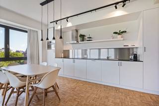 Op een gegeerde locatie aan de groene Amerikalei, vlakbij de levendige Marnixplaats, bevindt zich dit volledig gerenoveerde hoekappartement van...